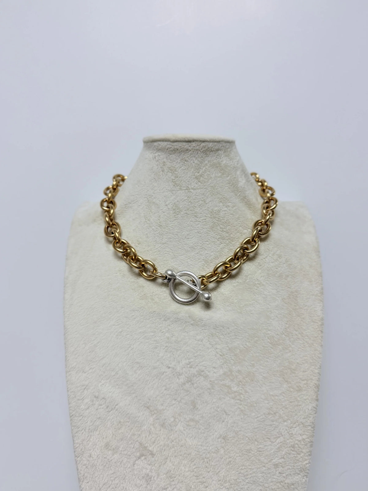 YOCHI TWO TONE CIRCLE WITH TOGGLE NECKLACE