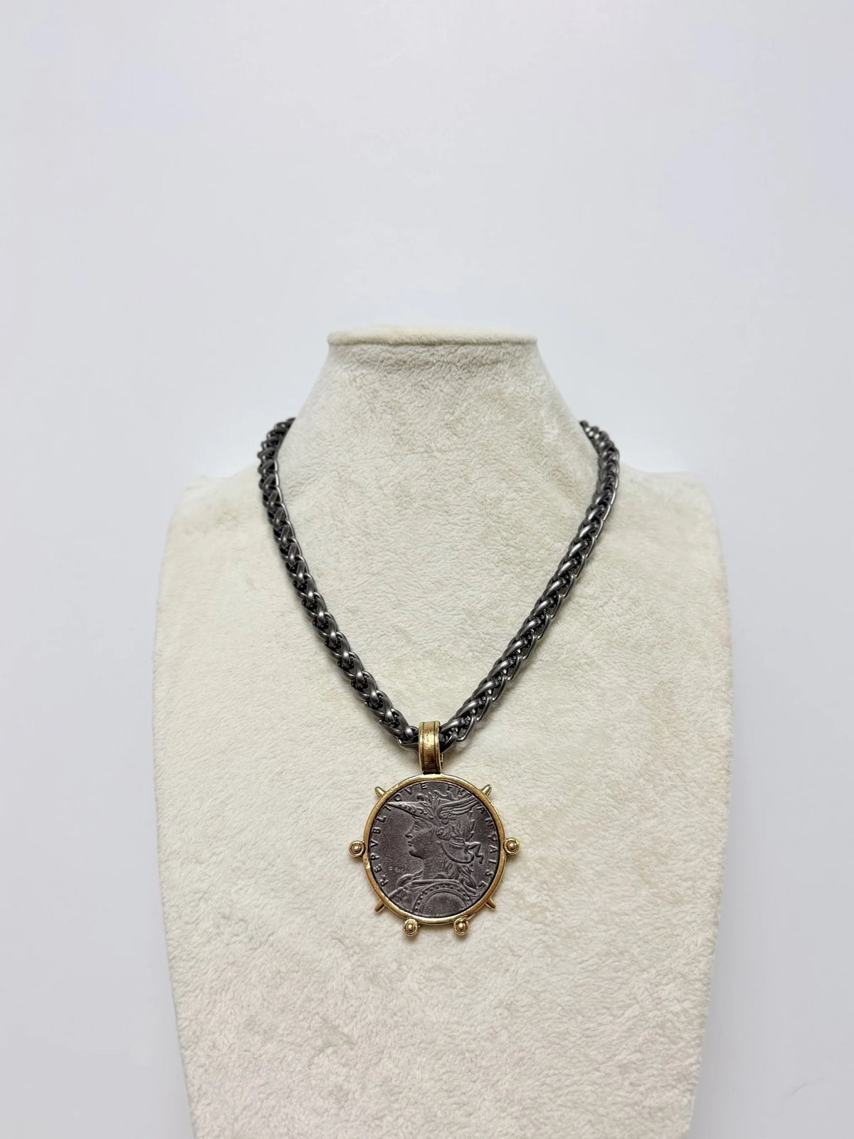 YOCHI NY SMALL CHAIN W/ STUDDED COIN NECKLACE